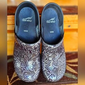 Dansko Professional Women's Grey Tooled Leather Clog Size 40 Wide